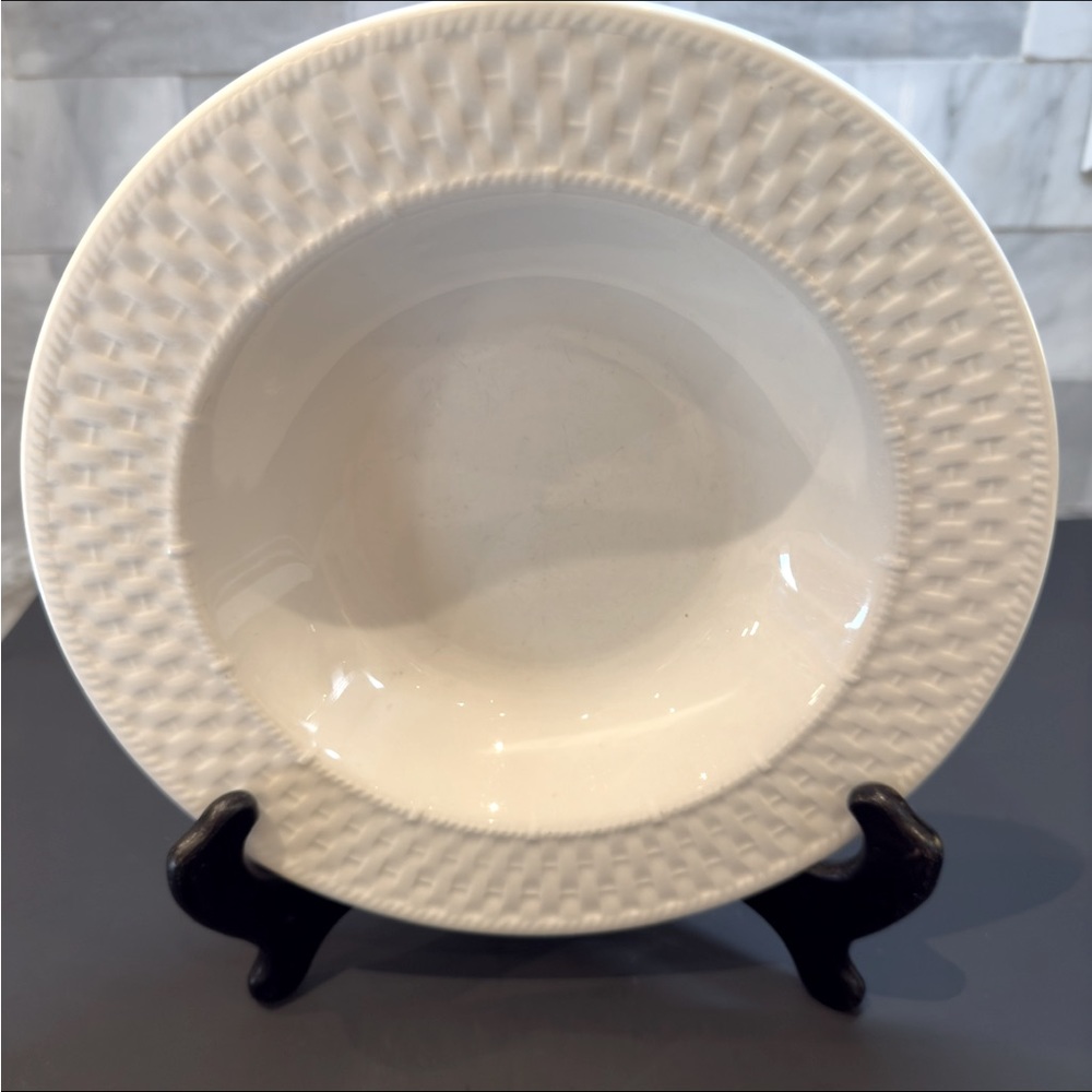 4 Oneida Wicker Gourmet Collection White 9” Rim Soup Pasta Bowls Set of 4